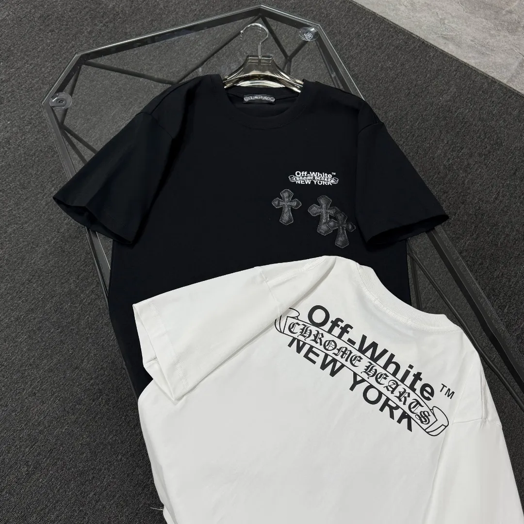 P170 Chrome Hearts Chrome Hearts 25 high version. The fabric is made of 300 grams of high-density pure cotton. It does not deform or shrink. It has three labels. It is the same style for men and women. Technology: patch embroidery + digital printing. Color: white, black. SIZE: S-XL.
